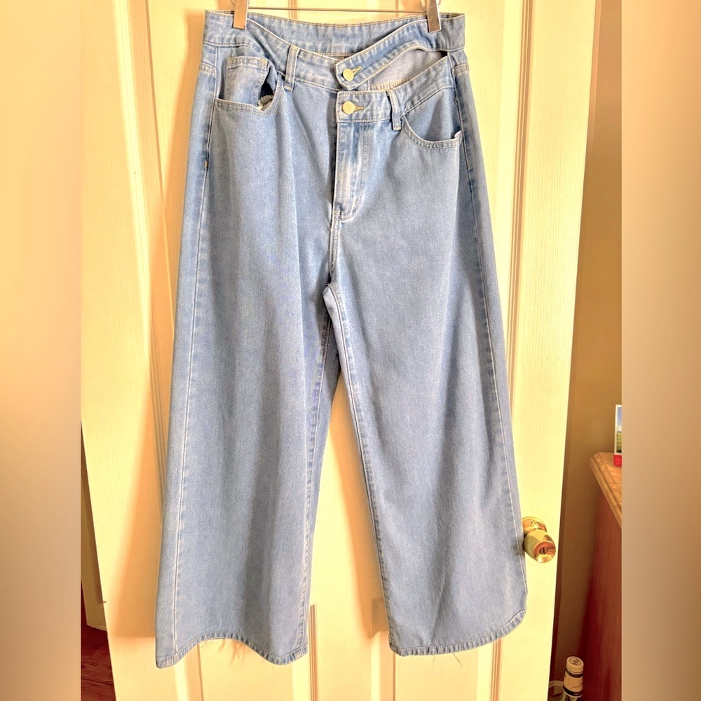 EUC- High Waist Women's wide leg Jeans with double button wore once very cute! - Picture 6 of 14